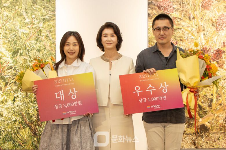 호반문화재단 전국청년작가 미술공모전 ‘2025 H-EAA’ 시상식에서 우현희 호반문화재단 이사장이 대상과 우수상 작가와 기념촬영을 하고 있다. (사진 가운데 우현희 호반문화재단 이사장, 왼쪽 신민정 작가, 오른쪽 나광호 작가) / 사진제공=호반문화재단