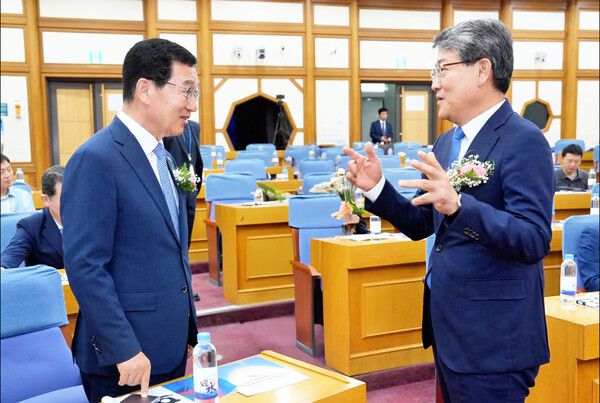 신정훈 국회 행정안전위원장과 김순호 군수가 이야기를 나누고 있다. /사진=구례군