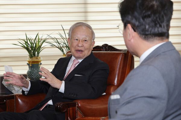 손경식 한국경영자총협회(경총) 회장(왼쪽)이 24일 서울 마포구 경총을 방문한 김영훈 고용노동부 장관과 대화하고 있다. 2025.7.24