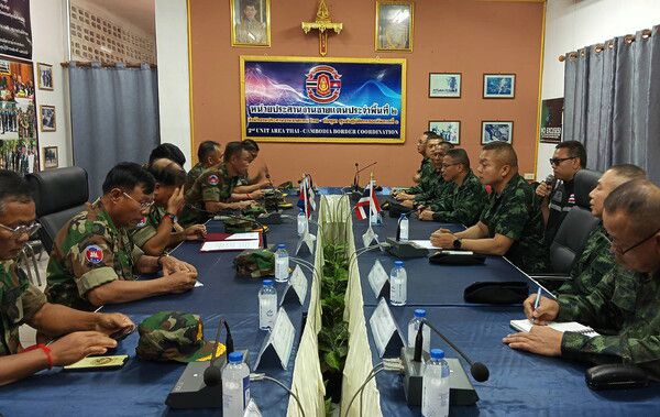 지난 29일(현지시간) 오후 태국 동부 수린주의 태국-캄보디아 국경 검문소에서 태국군과 캄보디아군 지휘관들이 휴전 합의 이행을 위한 회의를 하고 있다. 2025.07.30