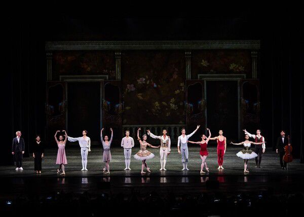 발레를 보는 즐거움이 더욱 확장된 확장성을 보인 올해 2025 파라발레단 에투알 내한공연의 피날레 장면.