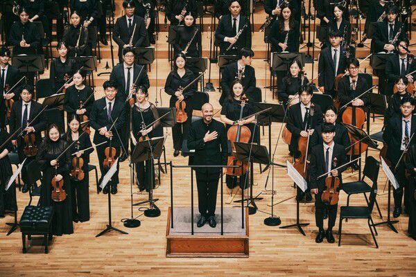 8월10일 일요일 오후 5시에 있었던 폐막공연 말러교향곡 1번 연주는 개막공연 때와는 전혀 다른 앙상블에다 인상적 금관의 활약으로 관객들의 열띤 환호와 박수를 받았다.