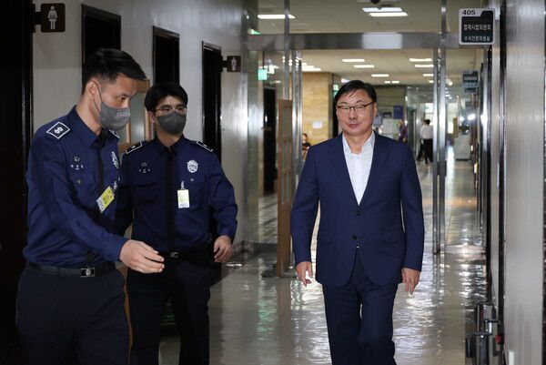 구속 수감 중인 이화영 전 경기도 평화부지사가 2일 국회 법제사법위원회에서 열린 박상용 수원지검 부부장검사에 대한 '탄핵소추 사건 조사' 관련 청문회에 출석하고 있다. 2024.10.2