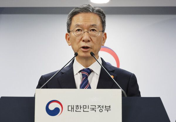 정성호 법무부 장관이 11일 서울 종로구 정부서울청사에서 8.15 광복절 특별사면 명단을 발표하고 있다. 2025.8.11