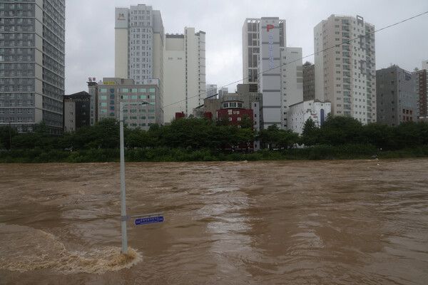 수도권에 집중호우가 쏟아진 13일 경기도 의정부시 중랑천에서 물이 불어나 있다. 2025.8.13