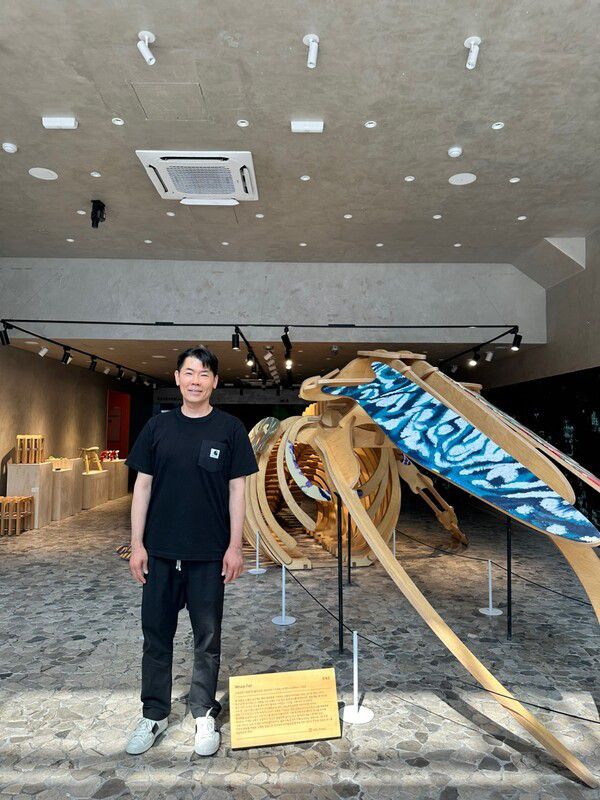 고래 조형물 앞에 선 고래지기 김용배 대표