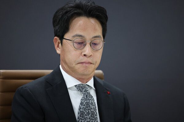 대규모 해킹사태가 발생한 롯데카드의 조좌진 대표가 19일 서울 종로구 롯데카드 본사에서 열린 '국회 과학기술정보방송통신위원회(과방위)의 대규모 해킹 피해 롯데카드 현장조사'에서 생각에 잠겨 있다. 2025.9.19