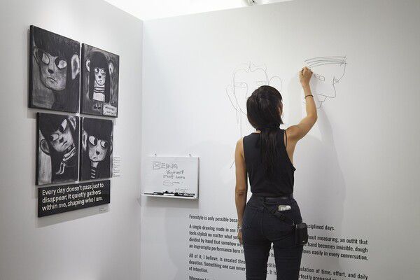 런던베이글뮤지엄의 CBO이자 작가인 료 디렉터가 ‘생각 없는 생각’ 북 토크쇼 행사와 사인회를 진행하고 있다.