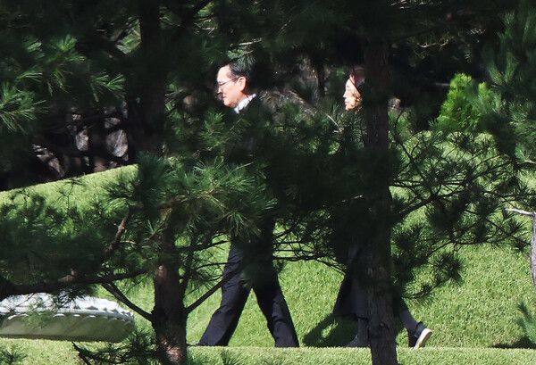 이재용 삼성전자 회장이 24일 경기도 수원시 선영에서 열린 고 이건희 삼성그룹 회장 5주기 추도식에 참석하고 있다./연합뉴스