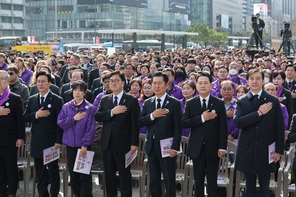 김민석 국무총리, 우원식 국회의장, 더불어민주당 정청래 대표, 국민의힘 장동혁 대표, 조국혁신당 조국 비상대책위원장 등이 29일 서울 광화문광장에서 열린 10.29 이태원 참사 3주기 기억식에서 국기에 경례하고 있다./연합뉴스