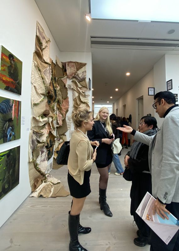 [사진-런던 미디어 관계자와 인사 나누는 이영희 작가]