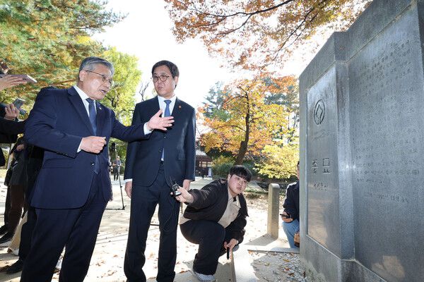 최휘영 문화체육관광부 장관과 허민 국가유산청장이 7일 역사문화환경 보존지역 바깥에서의 개발 규제 완화 조례에 대한 대법원 판결과 관련해 서울 종묘를 방문한 뒤 유네스코 세계유산 기념비석을 바라보고 있다./연합뉴스