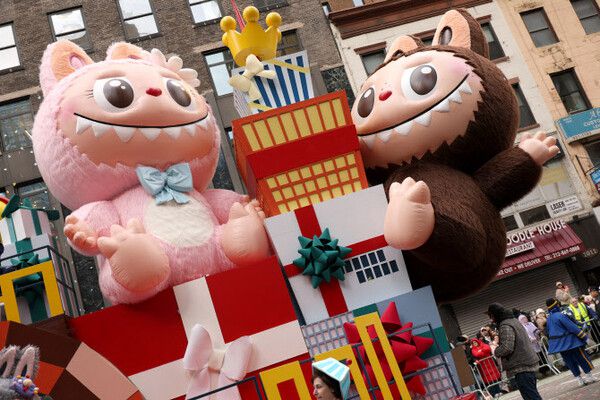 27일(현지시간) 믹구 뉴욕 메이시스 추수감사절 퍼레이드에 등장한 라부부 풍선./AFP 연합뉴스