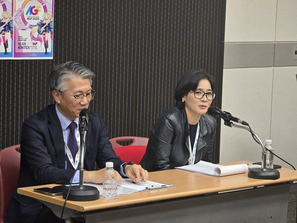 AGF 조직위원회 김기남 대원미디어 상무(왼쪽)와 이갑열 애니플러스 상무가 라운드 인터뷰를 진행하고 있다./연합뉴스