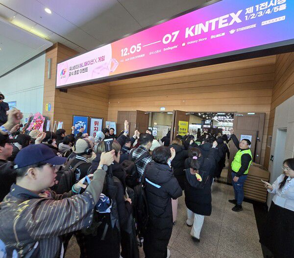 국내 최대 애니메이션·게임 축제 'AGF 2025' 개막일인 5일 경기 고양시 킨텍스 제1전시장에서 팬들이 행사 시작과 동시에 입장하고 있다./연합뉴스