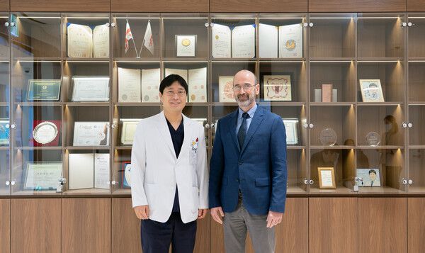 아인병원 이진욱 갑상선암센터장(좌)과 스페인 호세 교수(우)가 수술 후 기념사진을 찍고 있다.