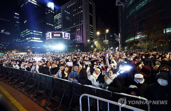 2025년 첫날인 1일 오전 서울 종로구 보신각에서 열린 제야의 종 타종행사가 시민들로 가득 차 있다. /연합뉴스