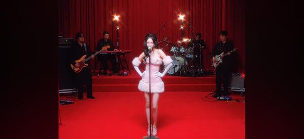 선미, ‘미니스커트’ 스페셜 필름 공개…레트로 감성으로 완성한 연말 선물 / 사진=어비스컴퍼니