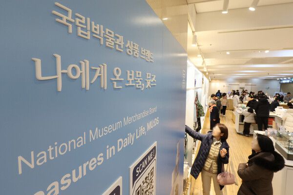 한국 전통문화에 대한 관심이 큰 가운데 국립박물관의 문화상품 매출이 역대 최고치를 달성했다. 지난 12월 30일 국립박물관문화재단에 따르면 박물관 문화상품 '뮷즈'(MU:DS) 연간 매출액은 최근 400억원을 넘은 것으로 잠정 집계됐다. 이날 서울 용산구 국립중앙박물관 기념품점에서 관람객들이 박물관 문화상품 '뮷즈'를 고르고 있다./연합뉴스