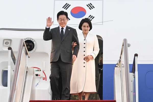 중국을 국빈방문 중인 이재명 대통령과 김혜경 여사가 6일 상하이 푸동 공항에 도착한 공군 1호기에서 내리며 환영객에게 인사하고 있다. 2026.1.6