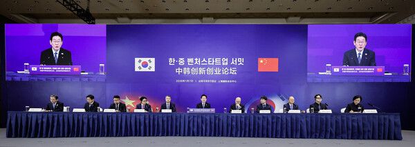 이재명 대통령이 7일 중국 상하이 국제회의중심에서 열린 한·중 벤처스타트업 서밋에서 발언하고 있다.왼쪽부터 김용범 정책실장, 배경훈 장관, 한비청 브레인코 CEO, 서범석 루닛 대표이사, 천제 상하이시 부시장, 이재명 대통령, 옌쥔제 미니맥스 대표, 최홍섭 마음AI 대표, 훠젠쥔 CMBI CEO, 안중현 C&S 대표이사, 한성숙 장관. 2026.1.7