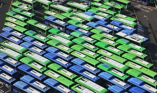 서울 시내버스가 2년 만에 파업에 돌입, 역대 최장기간 운행을 멈춘 14일 서울 은평구 수색동 버스 차고지에 버스들이 주차되어 있다./연합뉴스