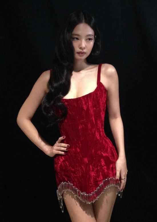 '러블리' 지수vs '시크' 제니...하의실종 패션도 '극과 극' / 사진=제니 SNS