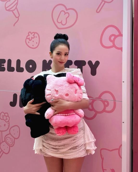 '러블리' 지수vs '시크' 제니...하의실종 패션도 '극과 극' / 사진=지수 SNS