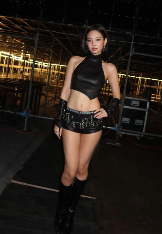 '러블리' 지수vs '시크' 제니...하의실종 패션도 '극과 극' / 사진=제니 SNS