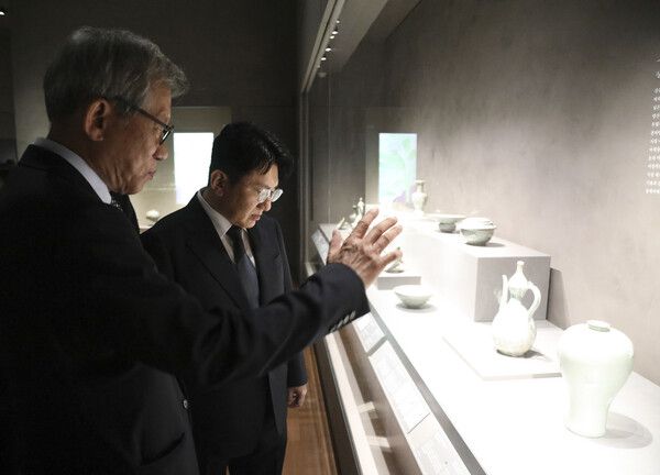 국립중앙박물관은 국립박물관문화재단, 가요 기획사 하이브와 함께 한국 문화유산과 K-컬처 확산을 위해 협력하자는 내용의 양해각서를 체결했다고 지난 2일 밝혔다. 사진은 국립중앙박물관에서 전시를 관람하는 유홍준(왼쪽) 국립중앙박물관장과 방시혁 의장. /국립중앙박물관 제공