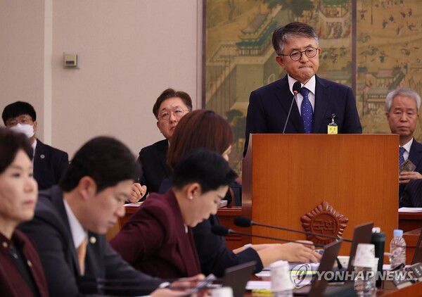 이재필 궁능유적본부장이 지난해 10월 16일 서울 여의도 국회에서 열린 2025년도 국가유산청 등에 대한 문화체육관광위원회 국정감사에서 김건희 여사의 종묘 차담회 의혹과 관련한 더불어민주당 민형배 의원의 질의를 듣고 있다./연합뉴스