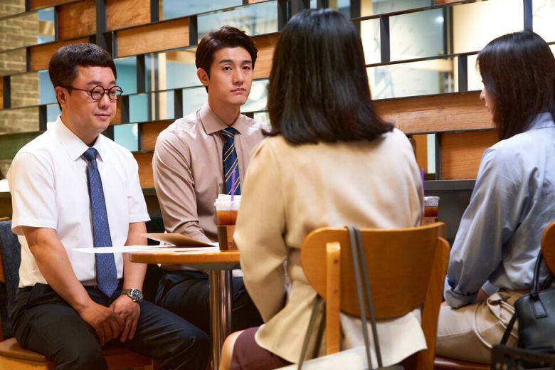 ❶염미정과 ‘해방클럽’ 멤버는 서로의 개별성을 응원한다. 스튜디오 피닉스, 초록뱀미디어, SLL 제공