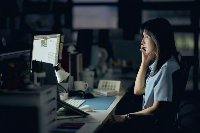 ❸남친은 미정이 대출한 돈을 갖고 구구여친이랑 떠났고, 상사는 그의 디자인을 사사건건 지적한다. 미정에게는 “모든 관계가 노동”이다. 스튜디오 피닉스, 초록뱀미디어, SLL 제공