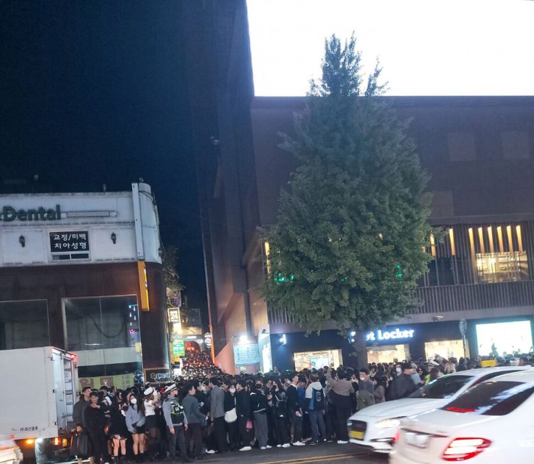 이태원 참사 목격자 ㄷ씨가  저녁 8시30분께 해밀톤호텔 도로 건너편에서 찍은 사진