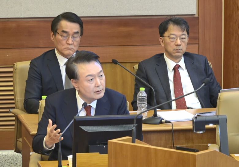 피청구인인 대통령 윤석열이 2025년 2월11일 서울 종로구 헌법재판소에서 열린 본인의 탄핵심판 7차 변론에 출석해 발언하고 있다. 연합뉴스