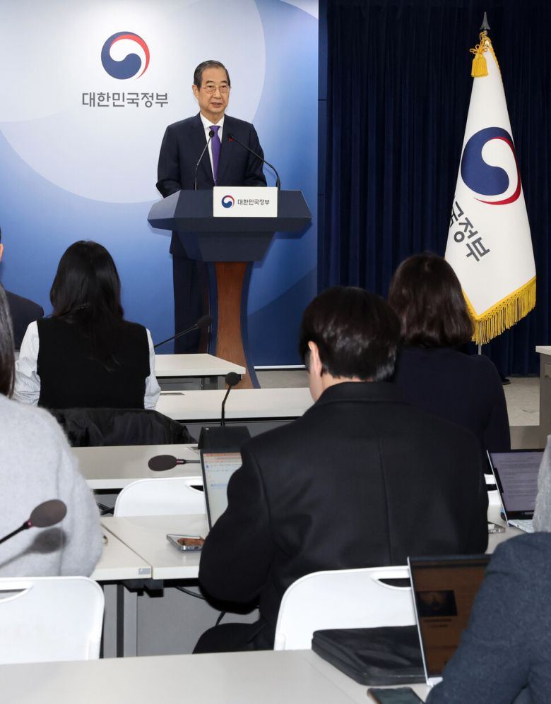 2024년 12월26일 한덕수 국무총리(당시 대통령 권한대행)가 서울 종로구 정부서울청사에서 대국민담화를 하고 있다. 청사사진기자단