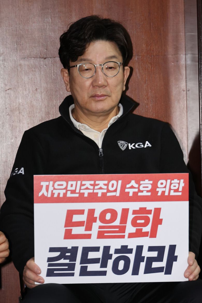권성동 국민의힘 원내대표가 2025년 5월7일 서울 여의도 국회에서 김문수 대선 후보를 향해 한덕수 무소속 예비후보와의 조속한 단일화를 촉구하며 단식 농성을 하고 있다. 연합뉴스