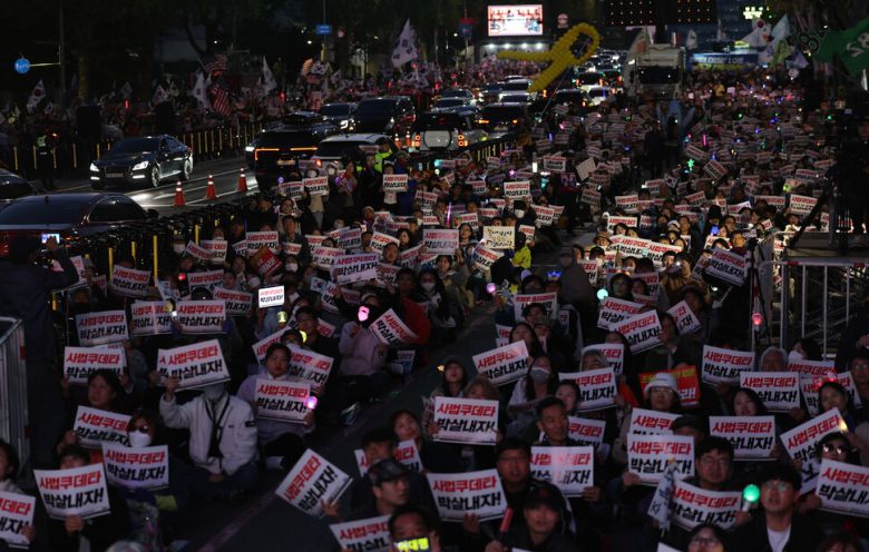 ‘민주정부건설 내란세력청산 촛불대행진’이 2025년 5월7일 저녁 서울 서초구 대법원 옆 도로에서 열려 참석자들이 손팻말과 응원봉을 든 채 구호를 외치고 있다.