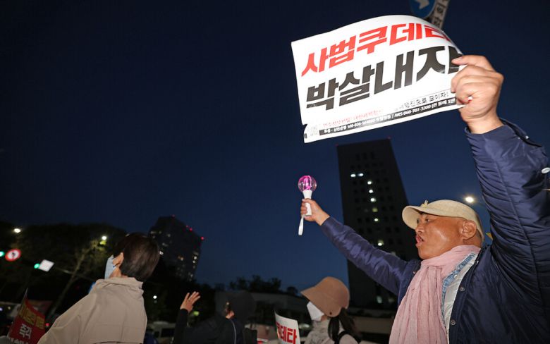 ‘민주정부건설 내란세력청산 촛불대행진’이 2025년 5월7일 저녁 서울 서초구 대법원 옆 도로에서 열려 참석자들이 손팻말과 응원봉을 든 채 구호를 외치고 있다. 왼쪽 건물이 대법원이고 오른쪽은 대검찰청이다.