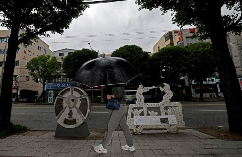 5·18 사적지 제21호 ‘5·18 최초 발포지’. 1980년 5월19일 계엄군이 비무장 시민을 향해 최초로 총을 쏜 광주 동구 중앙로 282 앞을 우산을 받쳐 쓴 한 시민이 걸어가고 있다. 계엄군 장갑차가 시위 군중에게 포위되자 시민을 향해 발포해 당시 조선대 부속고등학교 3학년에 재학 중이던 김영찬이 손과 허벅지에 세 발의 총상을 입었다.