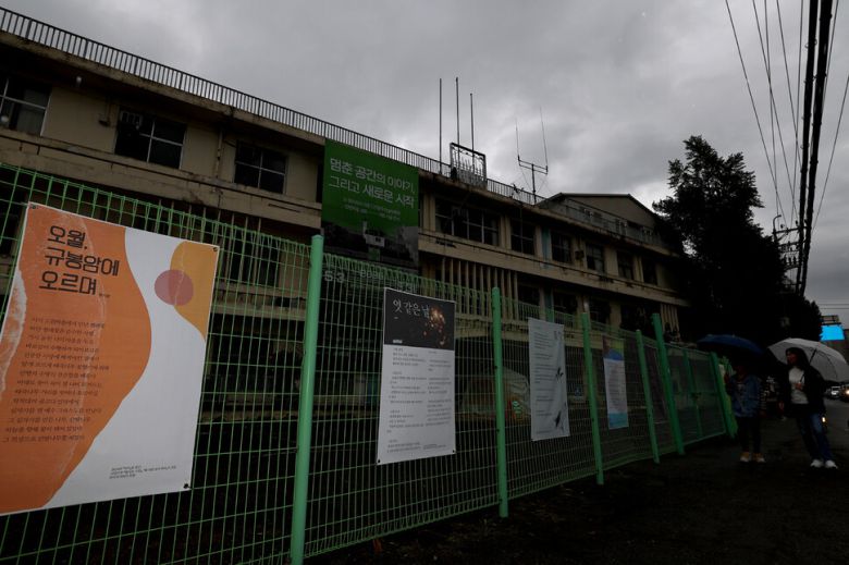 5·18 사적지 제11호 ‘구 광주적십자병원’은 광주 동구 천변우로 415에 있다. 도심에서 가까운 종합병원으로 부상자 치료와 자발적 헌혈이 이어졌던 곳이다. 청각장애인 김경철씨도 이곳으로 이송됐다가, 이튿날인 5월19일 뇌출혈로 숨졌다. 듣지 못하고 말도 잘하지 못했던 김씨는 공수부대원에게 뒤통수가 깨지고 눈이 터지는 등 참혹한 폭행을 당했다. 1996년부터 서남대 병원으로 운영되다가 2014년 폐쇄됐다. 한강 작가의 소설 ‘소년이 온다’의 배경지 한 곳으로 5·18민주화운동 제45주년을 맞아 문을 닫은 지 11년 만인 5월3일에 일시 개방돼 5월31일까지 ‘멈춘 공간의 이야기, 그리고 새로운 시작’을 주제로 기념 전시회가 열린다.