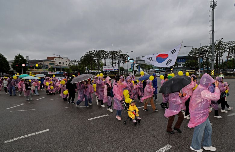 5·18 사적지 제2호인 광주역 광장에서 시험을 앞둔 학생과 선생, 네 살배기 아이를 유아차에 태운 엄마, 역사 공부를 위해 아이와 함께 온 학부모 등 참석자들이 “5·18을 잊지 않겠습니다” 등이 적힌 노란 풍선을 들고 행진하고 있다. 1980년 5월20일 밤 광주역에 주둔해 있던 계엄군은 비무장 시민을 향해 발포해 많은 사상자가 나왔다.