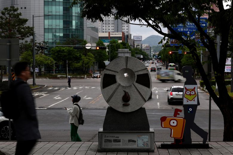 5·18 사적지 제2호인 광주역 광장과 표지석.