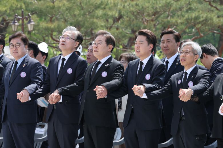 2025년 5월18일 광주시 북구 국립 5.18 민주 묘지에서 열린 ‘5.18민주화운동 기념식\'에서 참석자들이 ‘임을 위한 행진곡’을 부르고 있다. 앞줄 왼쪽 세번쩨부터 이재명, 이준석, 권영국 제21대 대통령 후보. 대통령실 사진기자단