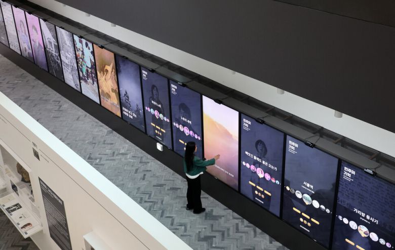 벽면에 1960년부터의 민주화운동을 정리한 디지털 미디어 패널이 세워졌다. 터치스크린 방식으로 장소와 노래, 물품 등을 체험할 수 있다.