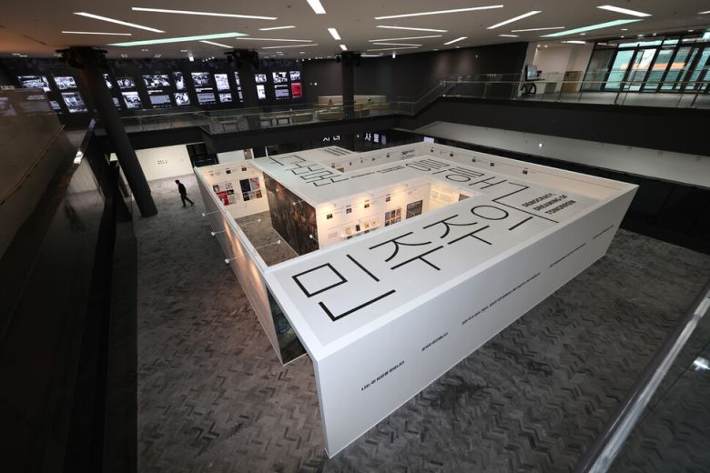 신관 중앙에서는 문화운동을 주제로 특별전이 열리고 있다.