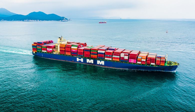 에이치엠엠(옛 현대상선) 소유의 컨테이너 선박이 운항하는 모습. 에이치엠엠 제공
