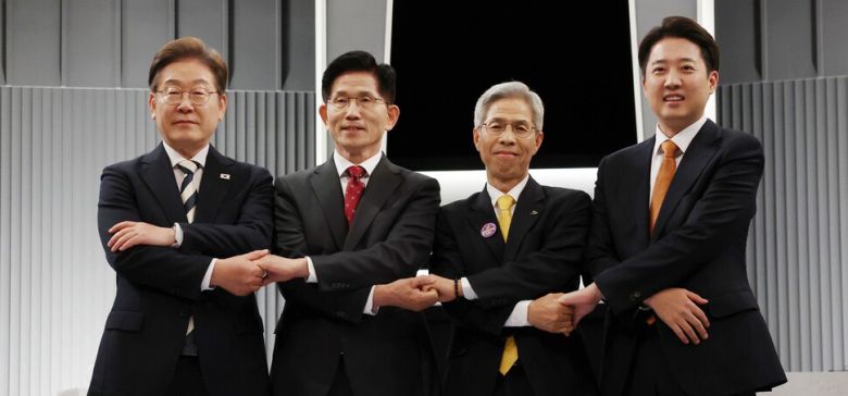 2025년 5월23일 서울 영등포구 한국방송(KBS) 본관 스튜디오에서 열린 중앙선거방송토론위원회 주관 제21대 대통령 선거 2차 후보자 토론회 시작에 앞서 대통령 후보들이 기념사진을 찍고 있다. 왼쪽부터 이재명 더불어민주당 후보, 김문수 국민의힘 후보, 권영국 민주노동당 후보, 이준석 개혁신당 후보. 국회사진기자단