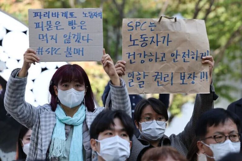 2022년 10월20일 서울 서초구 양재동 에스피씨(SPC) 본사 앞에서 열린 SPC 계열사 제빵공장의 사고로 숨진 희생자 추모 행사에서 참석자들이 ‘피 묻은 빵은 먹지 않겠다’라고 쓰인 파리바게뜨 불매 손팻말을 들고 있다. 박승화 선임기자