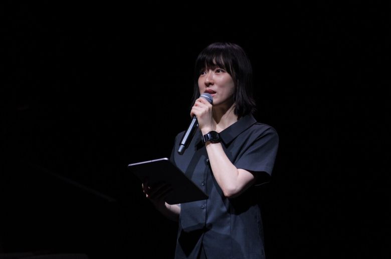 행사 사회를 맡은 가수 겸 책방지기 요조. 따뜻한 환대의 인사말을 하고 있다. ⓒIVE Corp.